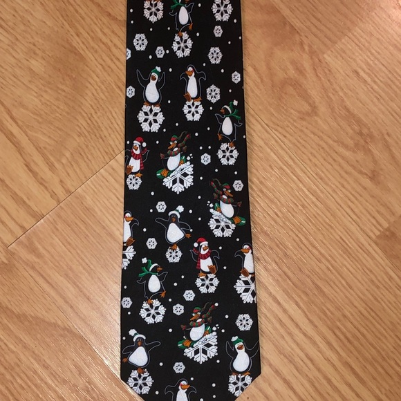 Hallmark CHRISTMAS Tie collectors item - MINT CONDITION penguins snowflakes - Picture 3 of 7